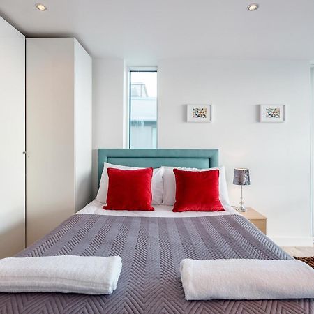 Excel Dock Apartments Лондон Экстерьер фото