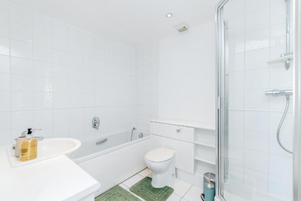 Excel Dock Apartments Лондон Экстерьер фото